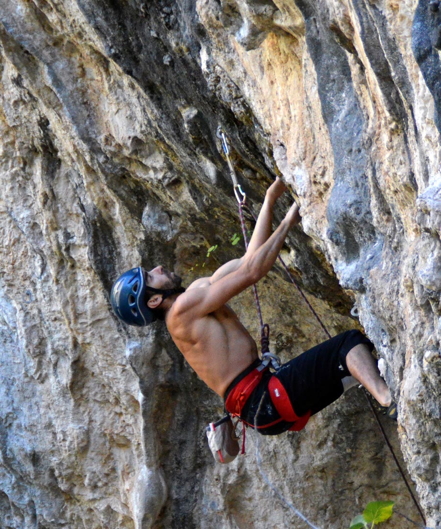 Juan Carlos escalando «Más Picante», 7C+, en Rambla Seca (Dílar)